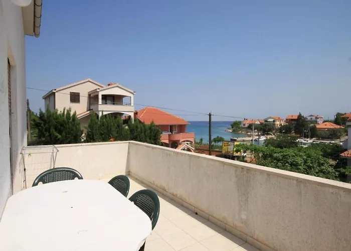 Apartman Apartments By The Sea Ugljan - 8301