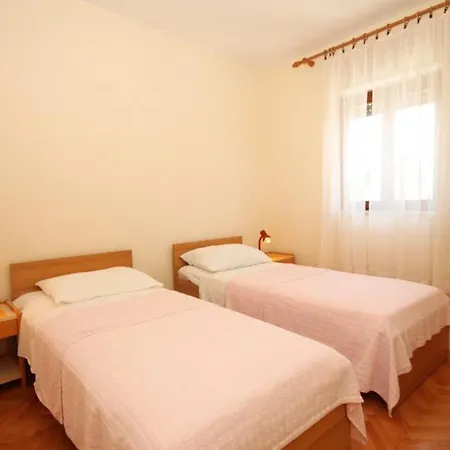 Appartement By The Sea - 8301